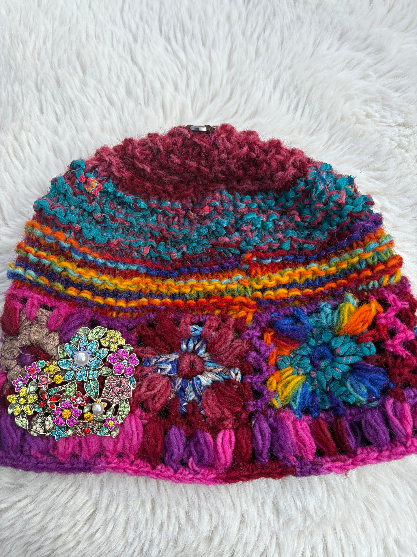 Avi with brooch -no Pom Pom